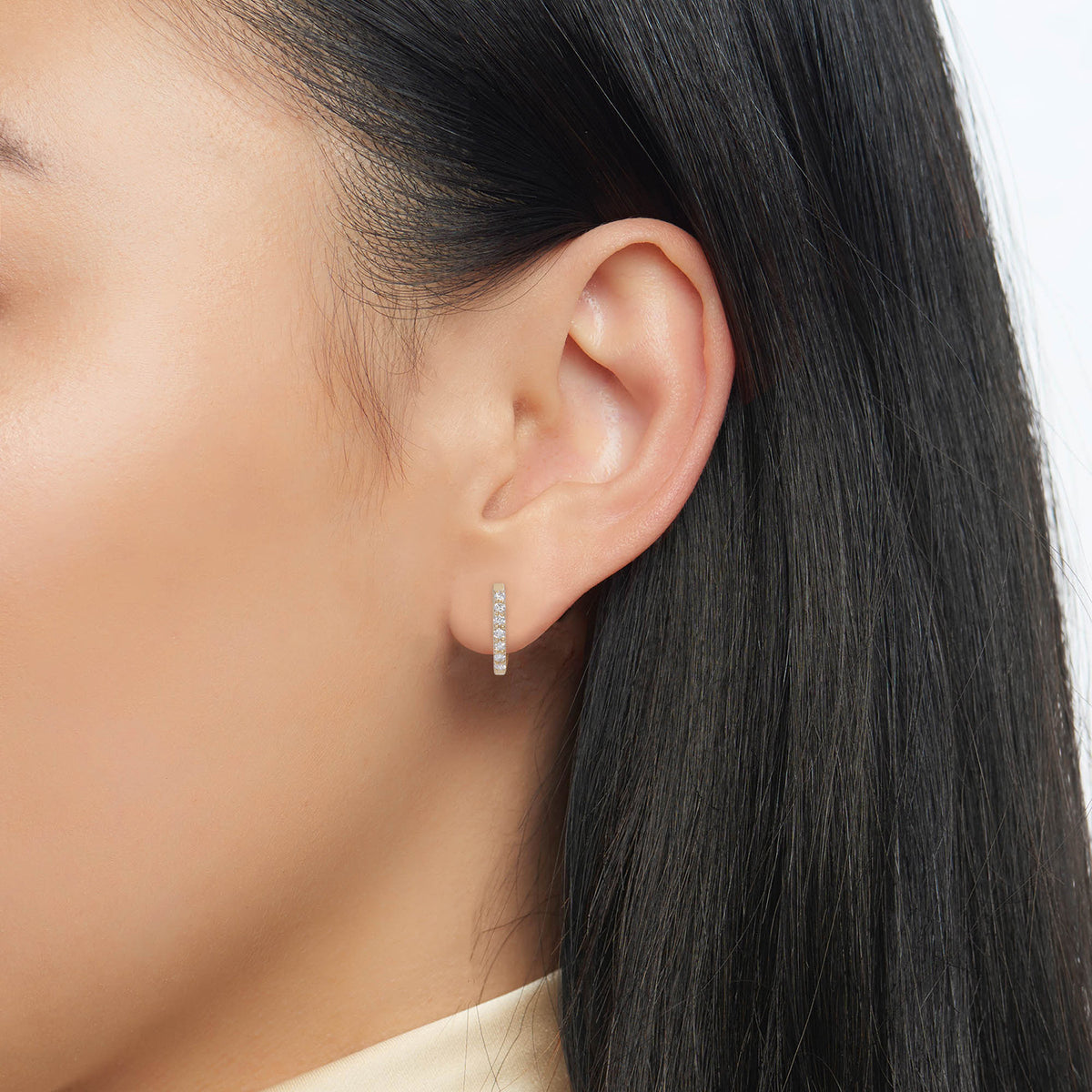 イヤリング Wilhelmina Garcia Minnie Bow Hoop Earring SS22015 White イヤリング Wilhelmina Garcia MINNIE BOW Hoop Earring